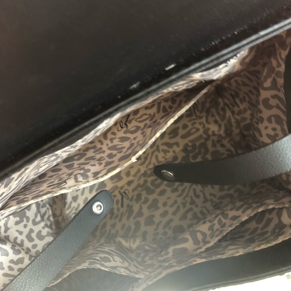 🛑SOLD🛑 Guess Handbag 👜 with strap - Picture 4 of 8